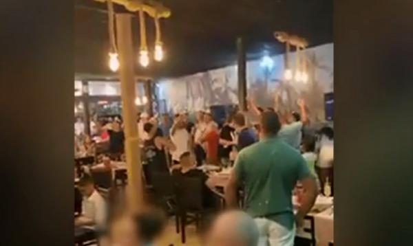 Șef din Poliția Năvodari, surprins petrecând alături de Vali Vijelie la un concert unde nu se respectau regulile impuse din cauza coronavirusului