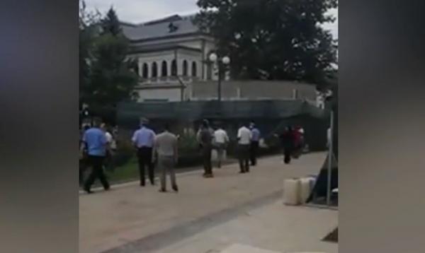 Trei persoane reținute, după ce două familii s-au luat la bătaie în curtea Catedralei Mitropolitane din Iași