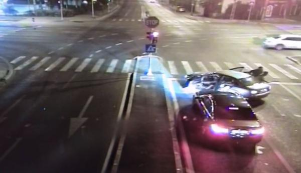 Imagini cu un șofer blocat în trafic și atacat cu bâtele de patru indivizi, la Timișoara (Video)