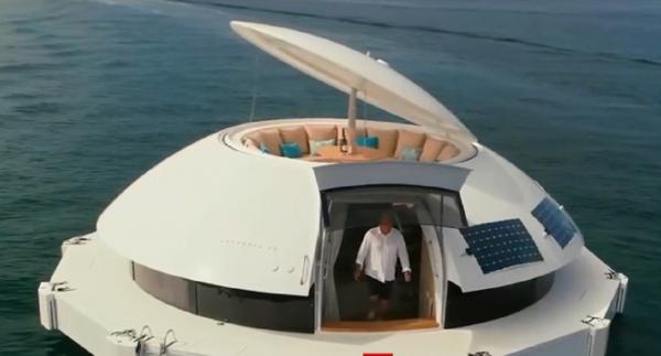 Designerii francezi au făcut o capsulă plutitoare, cu living, baie și bucătărie