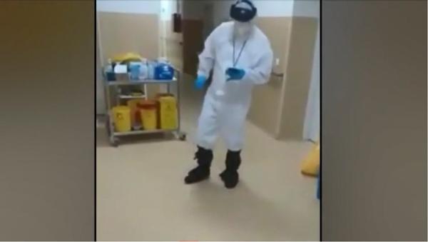 Asistent medical din Sibiu, implicat în lupta cu noul coronavirus, filmat când își încheie tura în pași de dans (Video)