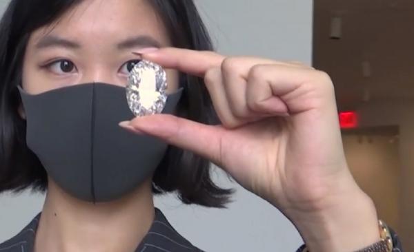 Un diamant cât un ou va fi scos la licitaţie în Hong Kong