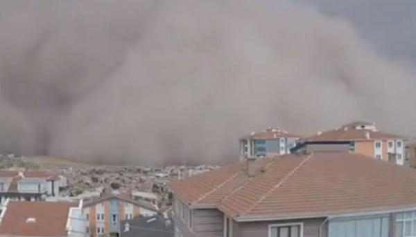 O furtună de nisip a înghiţit capitala Turciei, Ankara