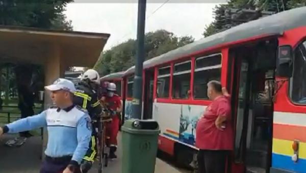 Călător beat, prins între vagoanele unui tramvai din Arad