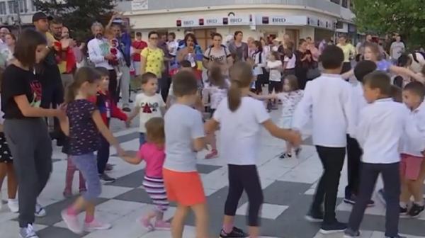 Proteste împotriva măștii, în prima zi de școală