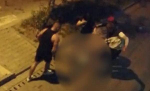 Bărbat bătut de agenții de pază ai unei săli de jocuri, după ce a fost dat pe mâna lor chiar de iubita sa (Video)