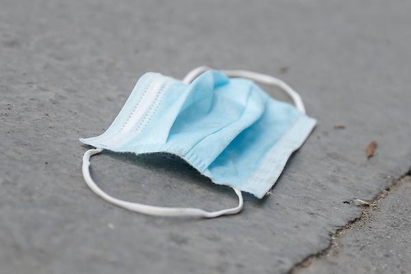 Tot mai mulți români au declarat război măștilor de protecție, preluând un curent din străinătate