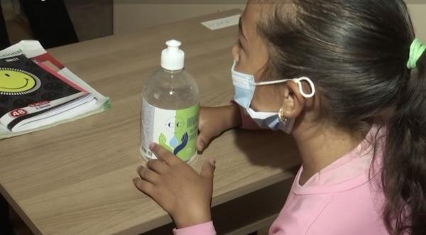 Dezinfectant și măști pentru copiii sărmani, datorită unei asociaţii non-profit din Brașov