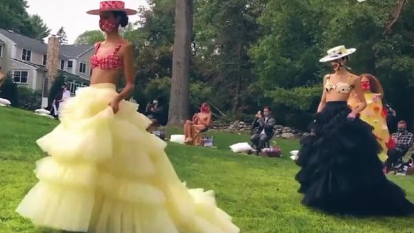 Prezentări de modă spectaculoase, organizate în aer liber