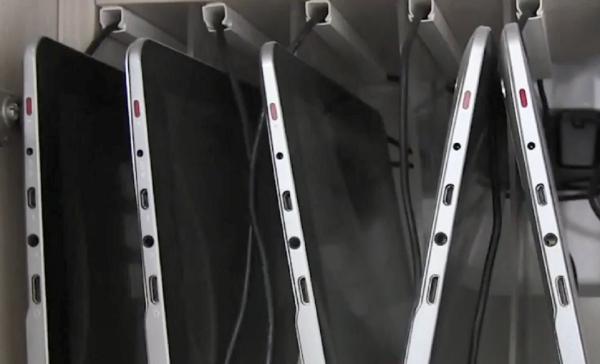 Tabletele promise de Ministerul Educației elevilor se lasă așteptate