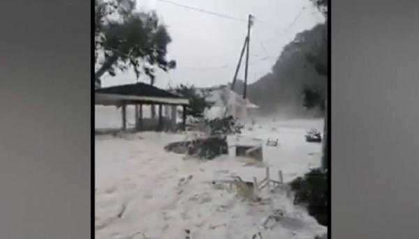 Ore critice pentru Grecia. Uraganul Ianos a lovit ţărmul