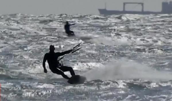 Pasionaţii de kitesurfing şi-au dat întâlnire la malul mării