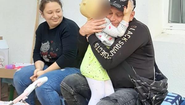 Tatăl fetiţei chinuite de propria mamă, într-un apartament din Giuleşti, s-a întors din Germania să îşi salveze copilul