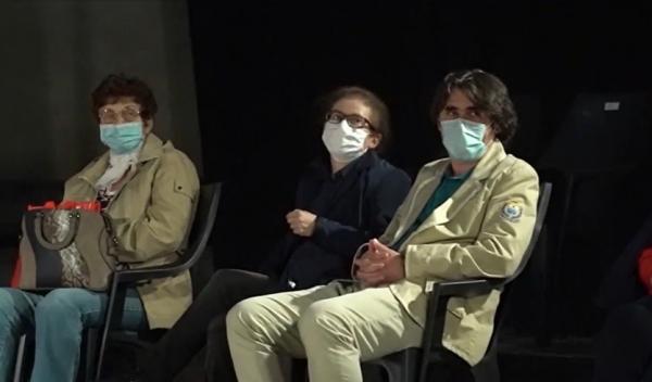 Actorii au jucat în curte, la Teatrul Dramatic din Galaţi