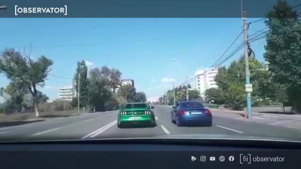Liniuțe în Mamaia, luni la prânz. Un Mustang a "bătut" un Audi de două ori în câteva minute (video)
