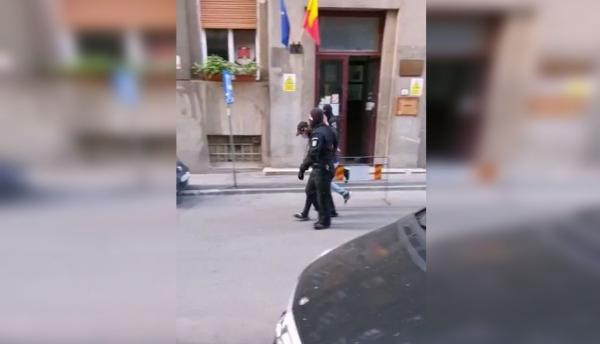 Tânără jefuită și batjocorită în casă de un bărbat care s-a cățărat până la o fereastră de la etajul 1, în București (Video)