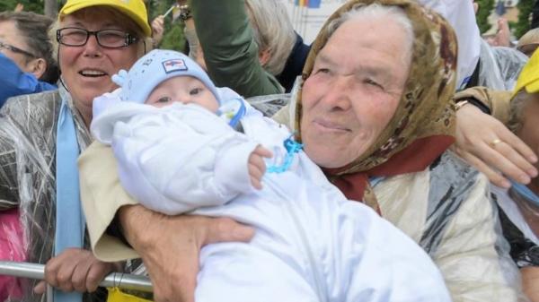 Papa Francisc n-a uitat-o pe tanti Anica, bătrâna din Bacău care a ținut să binecuvânteze bebelușul unei tinere