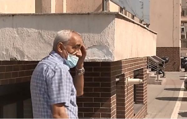 Două balcoane ale unui bloc din Sectorul 6 pun sănătatea trecătorilor în pericol (Video)