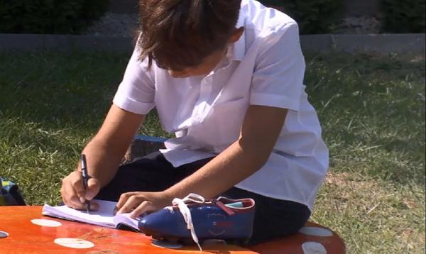 Un elev din Pitești și-a convins învățătoarea, printr-o scrisoare, să nu le mai dea teme copiilor pentru weekend