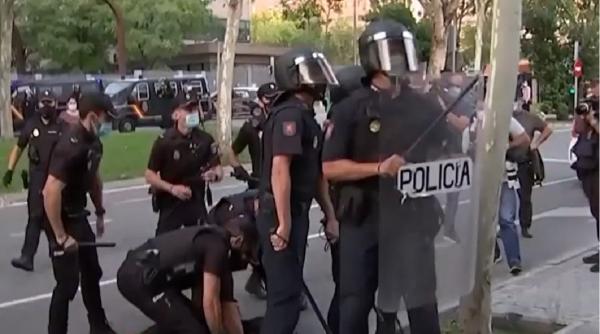 Proteste violente la Madrid, împotriva carantinării anumitor cartiere (Video)
