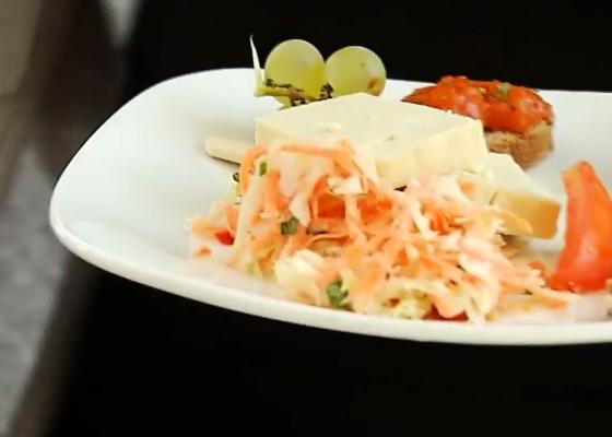 Fiecare român aruncă anual 192 de kilograme de alimente. Un bucătar ne învață să gătim din resturi