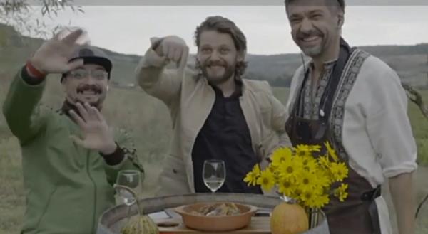 Gătitul poate fi o terapie. Cătălin, Bogdan şi Radu ne pregătesc perje prăjite într-un cadru de vis