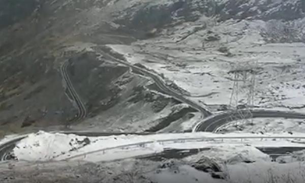 Primele ninsori de la munte i-au făcut pe drumari să scoată utilajele de deszăpezire (Video)