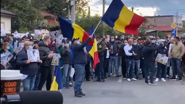 Proteste la Biroul Electoral din Sectorul 1. Jandarmii au securizat instituția, se scandează "revotare" (Video)