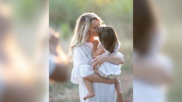 Laura Cosoi şi Adriana Trandafir sunt din nou mămici dar pe scenă, într-o comedie spumoasă