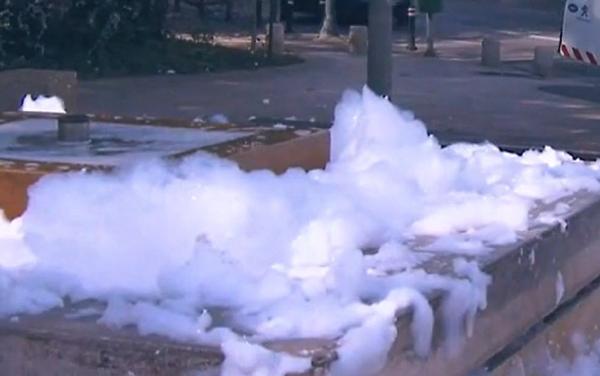 O fântână arteziană de pe pe bulevardul Kiseleff s-a transformat în bazin cu spumă