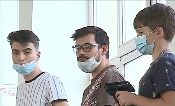 Zeci de pasionaţi de maşinuţe electrice s-au adunat într-o competiţie, la Târgu Mureş