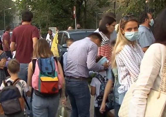 Masca, obligatorie și la 100 de metri de școală