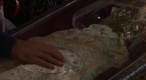 Mii de oameni s-au adunat la moaștele Sfintei Parascheva. Pelerinajul se va desfășura în condiții unice