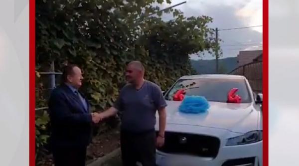 Primarul ales al orașului Motru, "cinstit" de unchi cu un Jaguar: "Eşti un om cu întrajutorarea celor săraci"