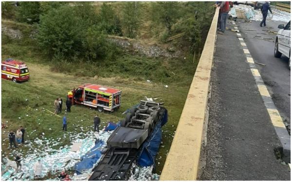 Imagini cumplite la Vâlcea, după ce un TIR s-a prăbușit de pe un pod direct în albia râului Lotru (Video)