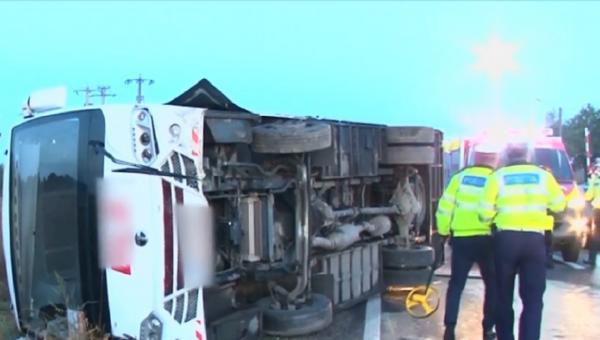 Momentul în care un microbuz plin cu pasageri s-a răsturnat, în Prahova