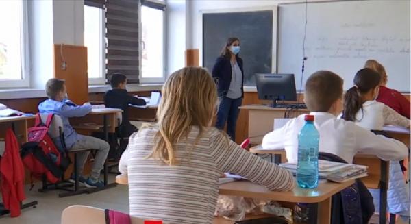 Tot mai multe școli intră pe scenariul roșu, după ce a crescut numărul de elevi și profesori infectați cu noul coronavirus