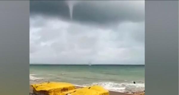 O trombă marină, fenomen spectaculos pe litoralul românesc (Video)
