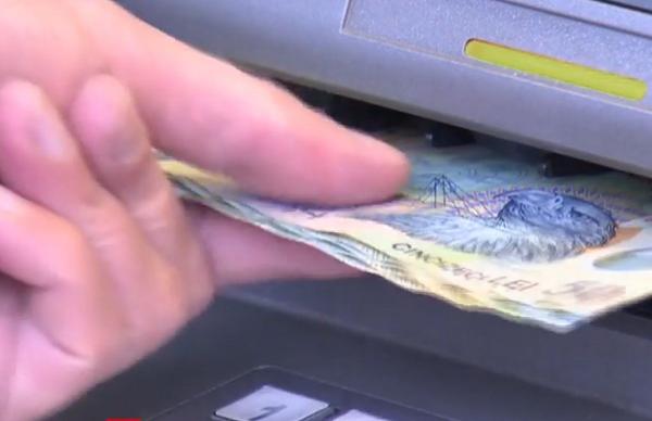 Salariile românilor au scăzut în pandemie. Angajații din HoReCa încasează cei mai puțini bani