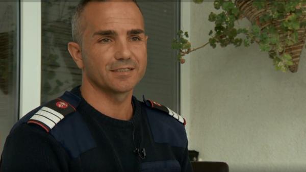 Romulus Pascaru, pompierul cu suflet de artist care transformă durerea în picturi şi poezie
