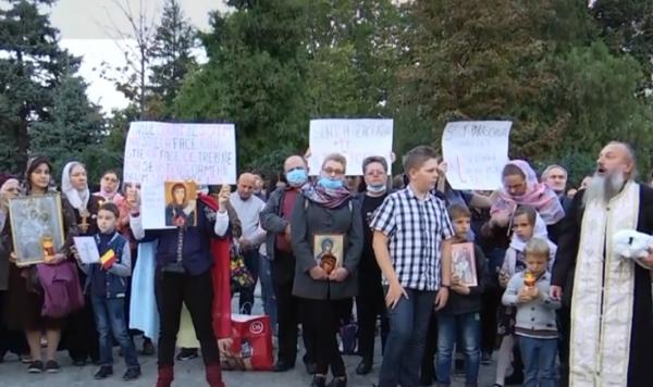 Slujbă cu proteste și mesaje Ro-Alert la Catedrala din Iași