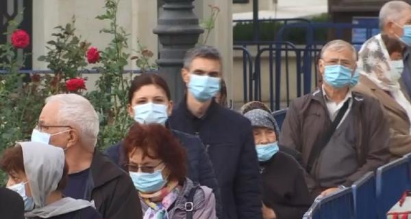 Pelerinii au obținut scoaterea raclei Sfintei Parascheva din Catedrala Mitropolitană Iași