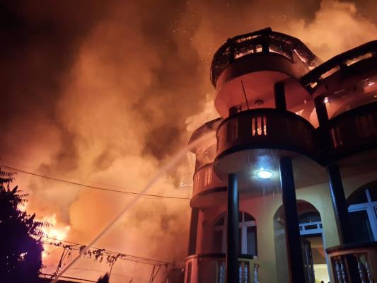 Incendiu devastator în București. Un băiat de 14 ani a murit ars de viu în casa cuprinsă de flăcări (Video)