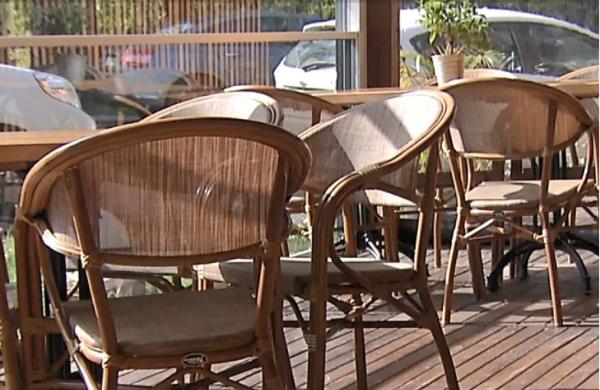 Restricțiile impuse de autorități îi pun în dificultate pe cei vizați: "Nu putem aduce la muncă o treime de bucătar sau o treime de ospătar"