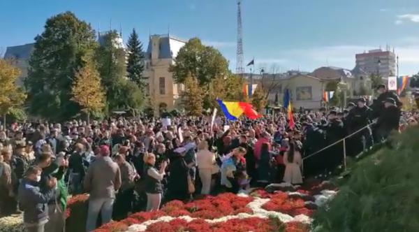 Scandal la moaștele Sfintei Parascheva. Credincioșii forțează intrarea în curtea Mitropoliei din Iași. VIDEO