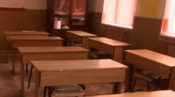 COVID-ul a trecut învăţământul în scenariul roșu. Peste 650 de şcoli se învaţă exclusiv online