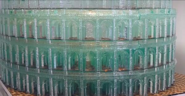 Un tânăr din Baia Mare a construit din sticlă Colosseumul din Roma