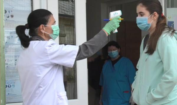 Aproape 1.000 de școli din România au trecut pe scenariul roșu, având cursuri exclusiv online, din cauza infectărilor cu noul coronavirus