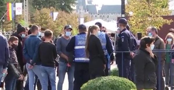 Pelerinii care au făcut scandal la moaştele Sf. Parascheva ar putea fi amendaţi. Jandarmii i-au filmat