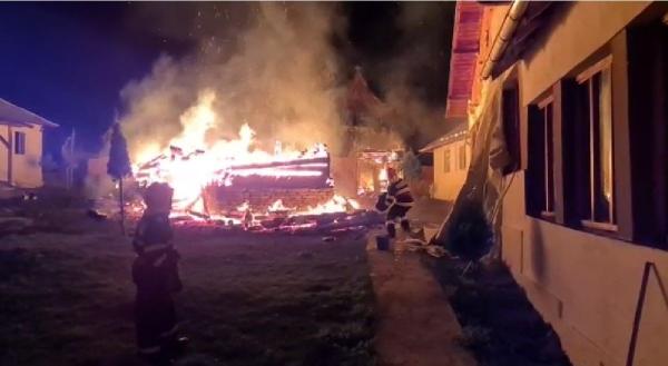Incendiu stins cu gălețile cu apă, în Argeș, flăcările au mistuit o biserică de lemn (Video)